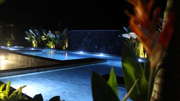 Piscina externa, espreguiçadeiras
