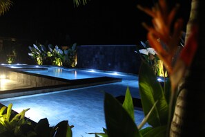Outdoor pool, pool loungers - Pousada Todas as Luas (Ubatuba)