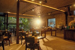 Bữa sáng buffet hàng ngày với phụ phí nhỏ 