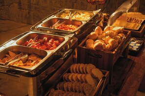Daily buffet breakfast for a fee - Pousada Todas as Luas (Ubatuba)