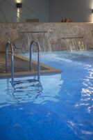 Un sauna, una bañera de hidromasaje, baño turco, baño turco/hammam