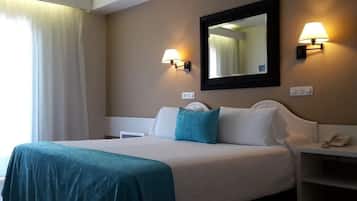 Een minibar, een kluis op de kamer, individueel gemeubileerd, een bureau