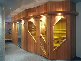 Un sauna, una bañera de hidromasaje, baño turco, baño turco/hammam