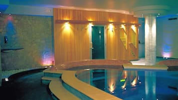 Inomhuspool, utomhuspool och solstolar