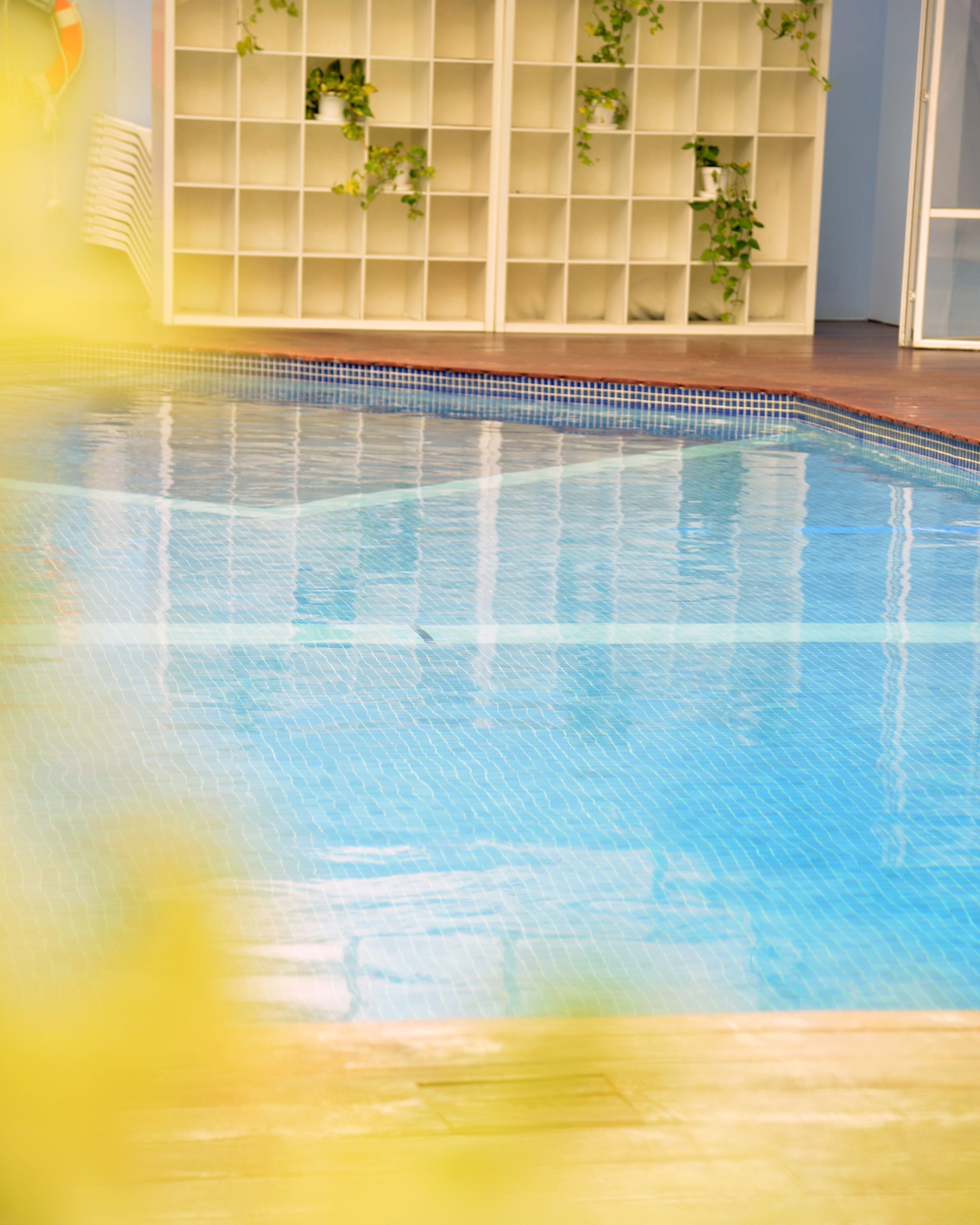 Una piscina cubierta, una piscina al aire libre, tumbonas