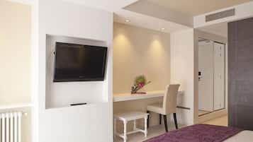 Een minibar, een kluis op de kamer, individueel gemeubileerd, een bureau