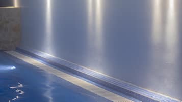 Una piscina con escalones azulejados e iluminación empotrada.