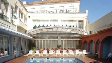 Inomhuspool, utomhuspool och solstolar