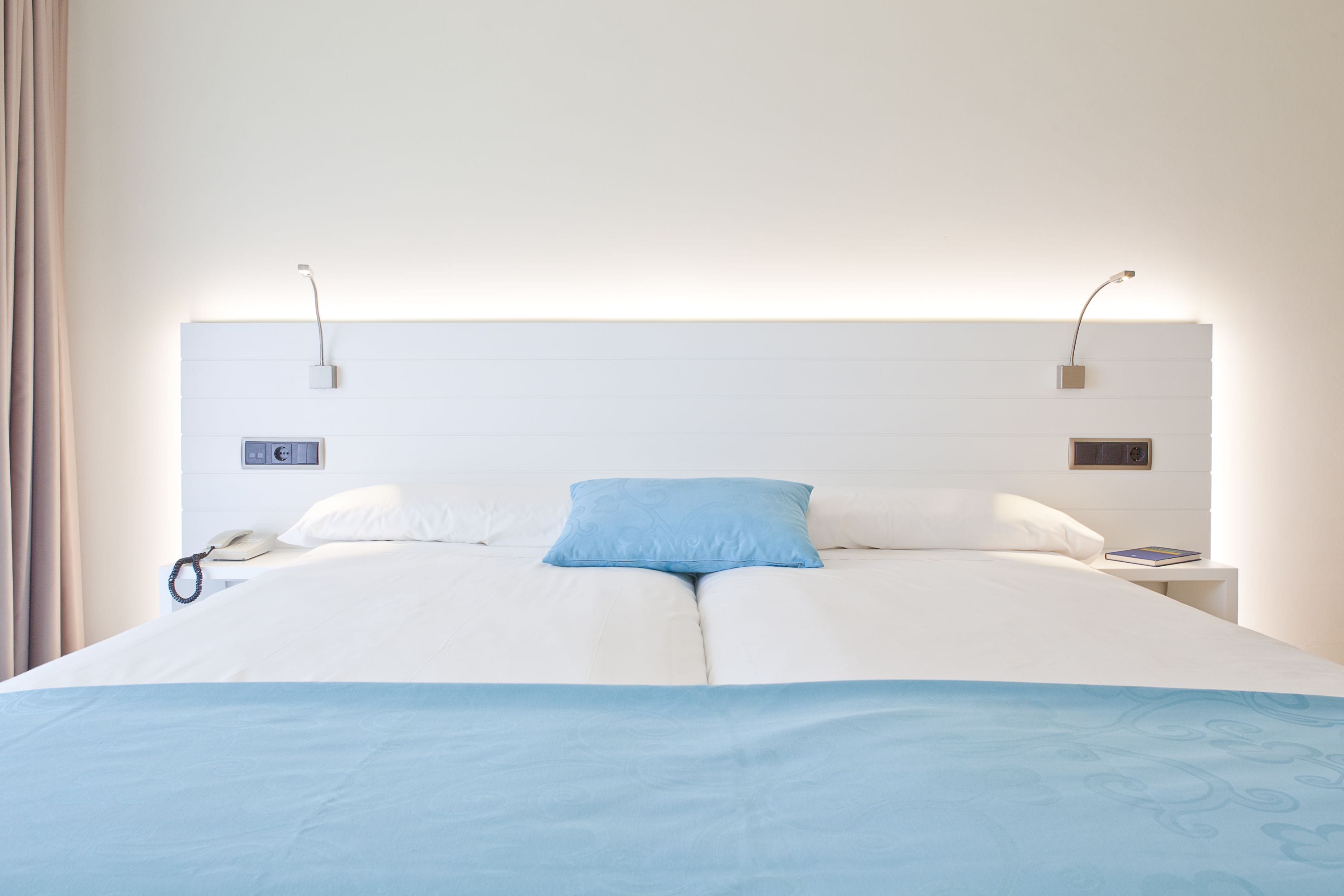 Premium kamer (Jacuzzi) | Een minibar, een kluis op de kamer, individueel gemeubileerd, een bureau