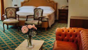 Triple Room | Living room | 32-inch TV with digital channels