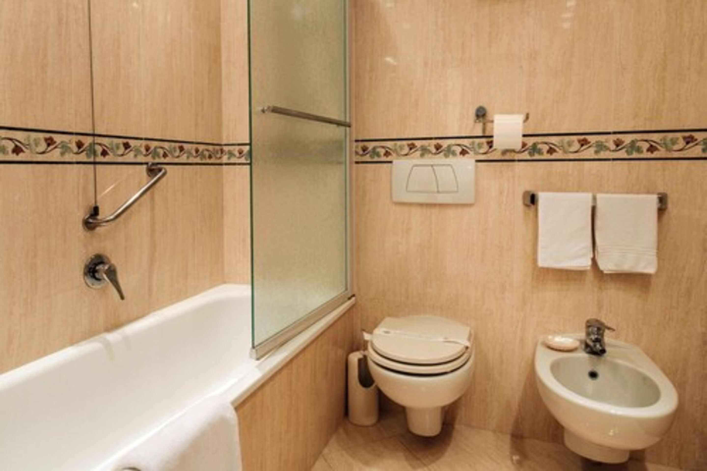 junior suite | bathroom | combined shower/bathtub, free toiletries, hair dryer, bidet