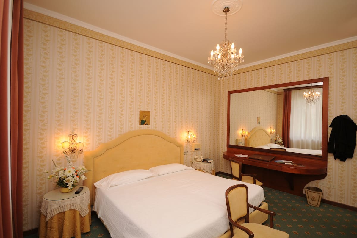 premium bedding, tempur-pedic beds, minibar, in-room safe