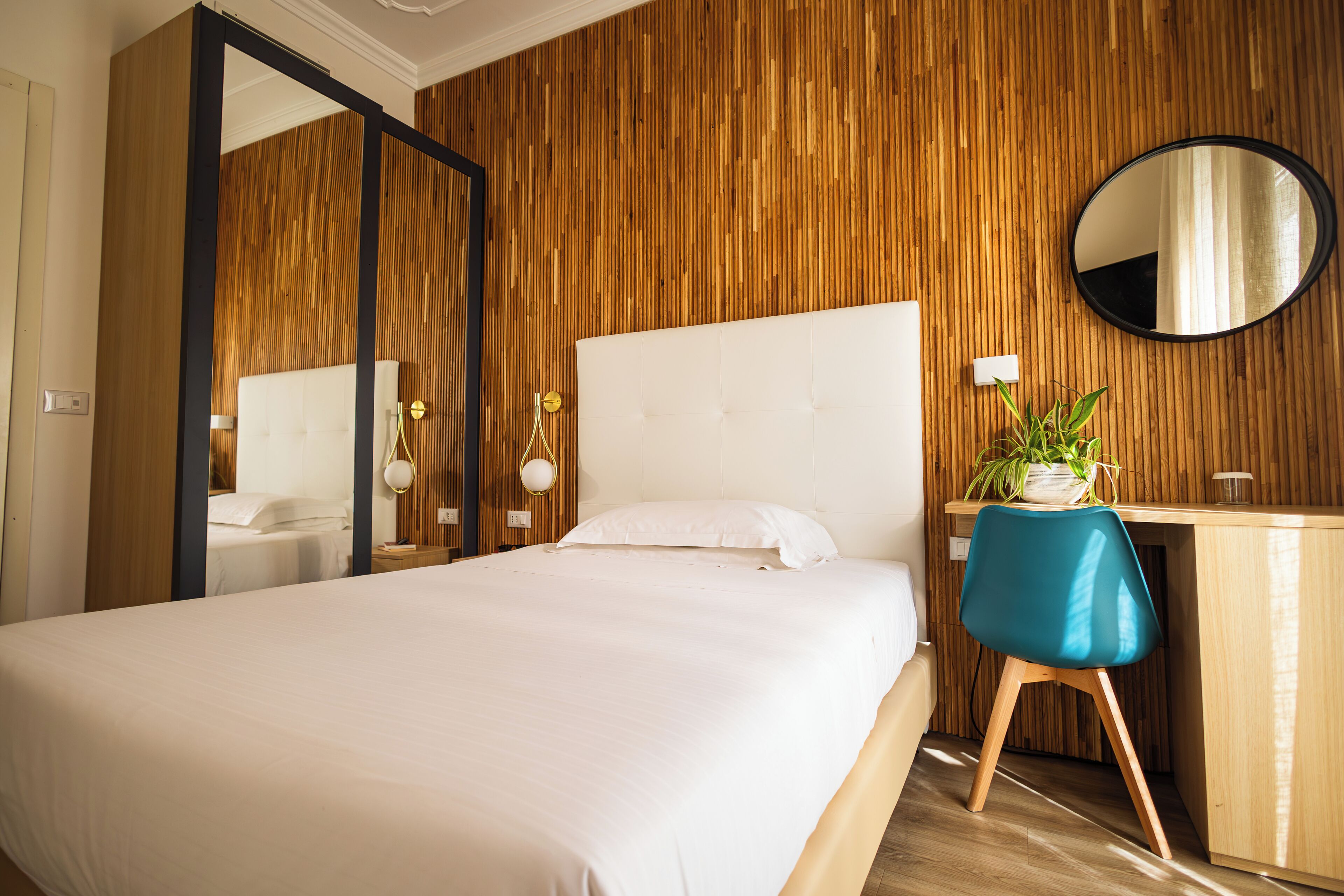 Minibar, caja de seguridad en la habitación y escritorio 