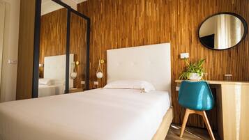 Minibar, caja de seguridad en la habitación y escritorio