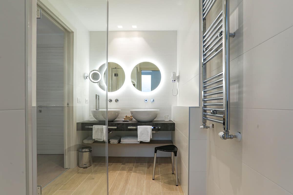 superior double room | bathroom | hair dryer, bidet, towels