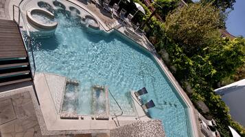 Piscine couverte, piscine extérieure, parasols de plage, chaises longues