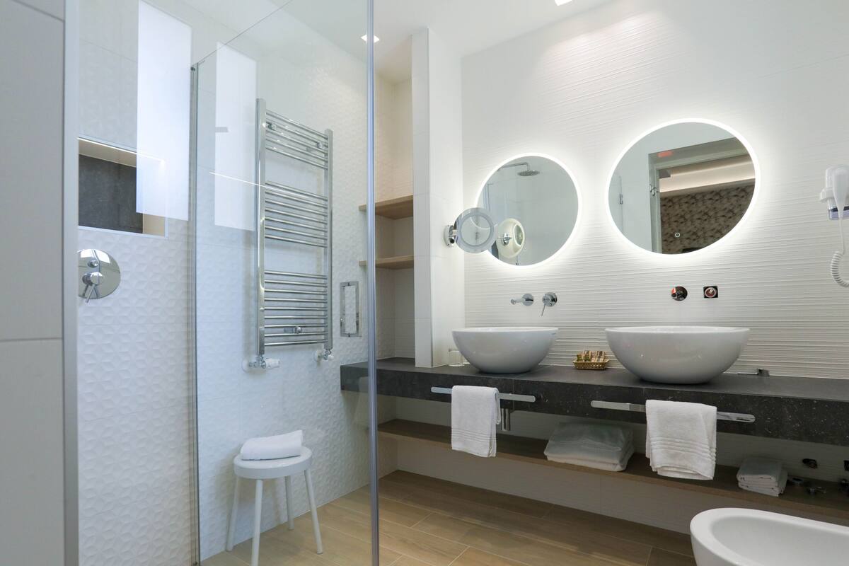 deluxe double room | bathroom | hair dryer, bidet, towels
