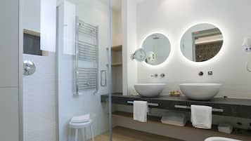 Deluxe-Doppelzimmer | Badezimmer | Haartrockner, Bidet, Handtücher