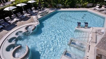 Piscine couverte, piscine extérieure, parasols de plage, chaises longues