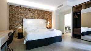 A modern hotel room with a large bed, a desk, and a wardrobe. - Formentin Terme (Abano Terme)