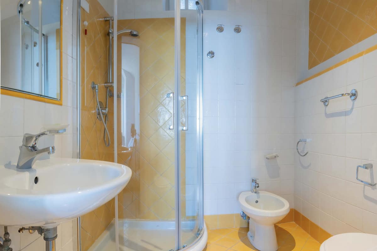 matrimoniale  basic, vista mare | bathroom | shower, hair dryer, slippers, towels