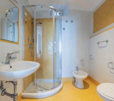 Matrimoniale  Basic, vista mare | Baño | Ducha, secador de pelo, zapatillas y toallas