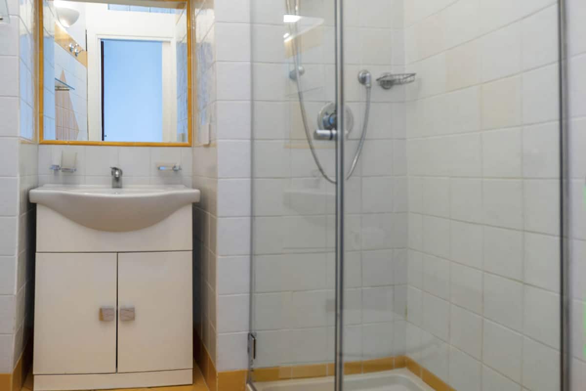matrimoniale  basic, vista mare | bathroom | shower, hair dryer, slippers, towels