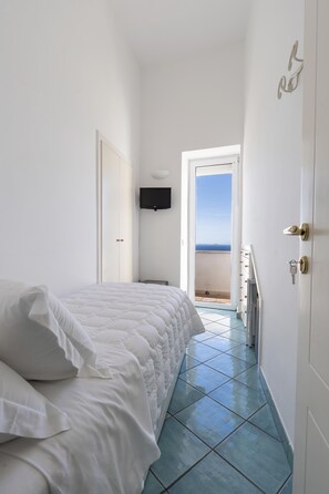 Basic Single Room | Premium bedding, down comforters, in-room safe, desk - Albergo La Prora (Capri)