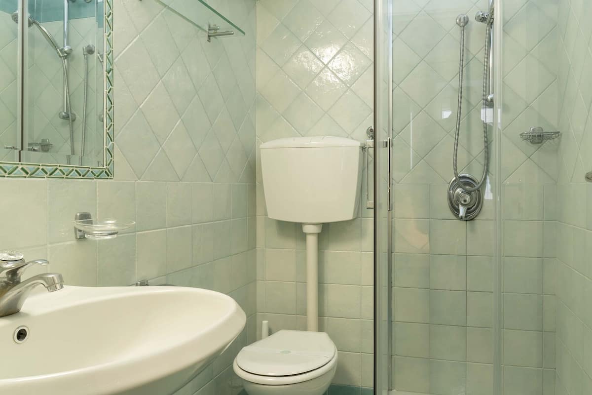 matrimoniale  basic, vista mare | bathroom | shower, hair dryer, slippers, towels