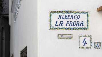 Una pared blanca con un cartel que dice 'RIBERCO LR PRORR' y un número pequeño '4' debajo.