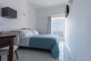Matrimoniale Basic, vista mare | Roupas de cama premium, edredons de pluma, cofres nos quartos