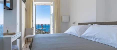 Matrimoniale Standard, Balcone, vista mare | Premium bedding, down duvets, in-room safe, desk