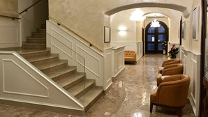 Coin salon dans le hall