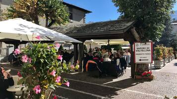 Déjeuner et dîner servis sur place