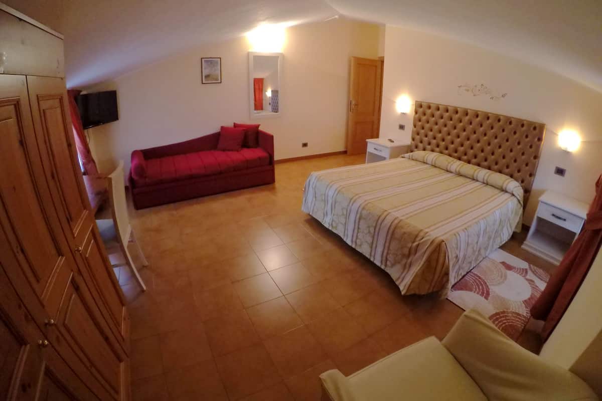 Muebles diferentes, cunas gratuitas y camas plegables/adicionales