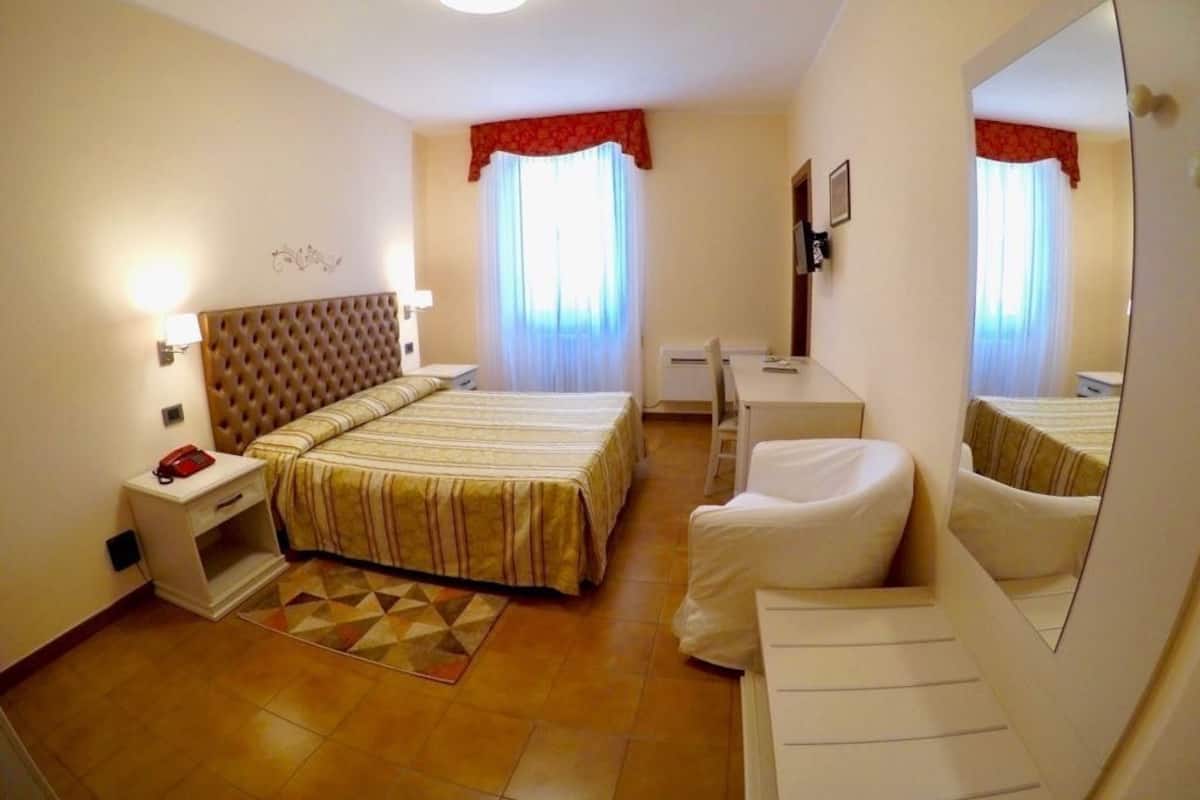 Muebles diferentes, cunas gratuitas y camas plegables/adicionales