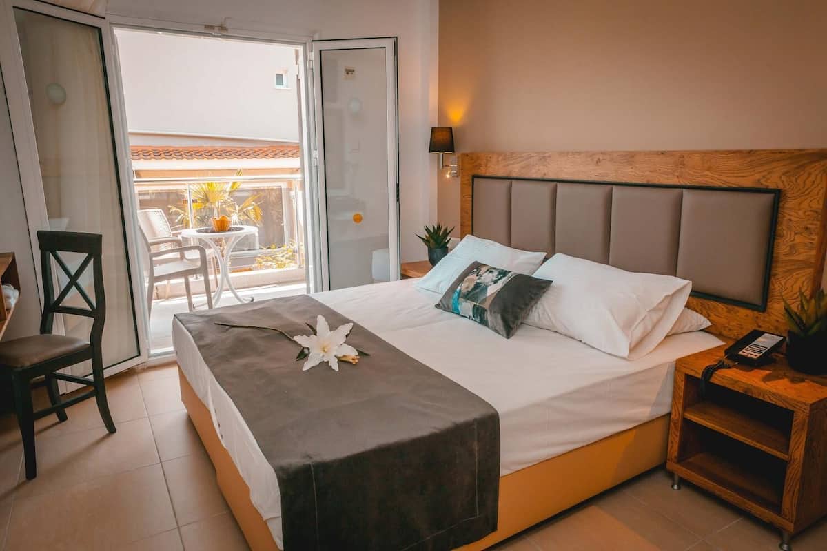 1 bedroom, individually furnished, iron/ironing board, bed sheets