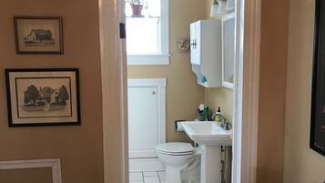 Habitación doble superior, baño compartido (Guest Room) | Baño