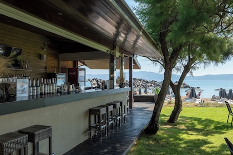 Bar (in loco). Molos Bay Hotel