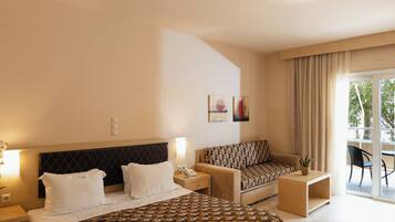Ein Hotelzimmer mit Bett, einer Couch, einem kleinen Tisch und einem Balkon mit Stuhl.