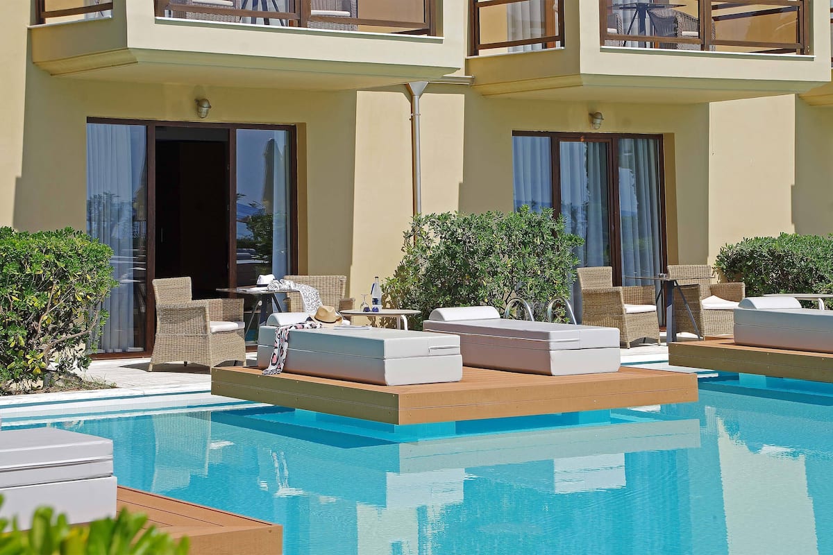Doppia Executive, al piano terra | Piscina all'aperto | Piscina coperta, piscina stagionale all'aperto, ombrelloni da piscina