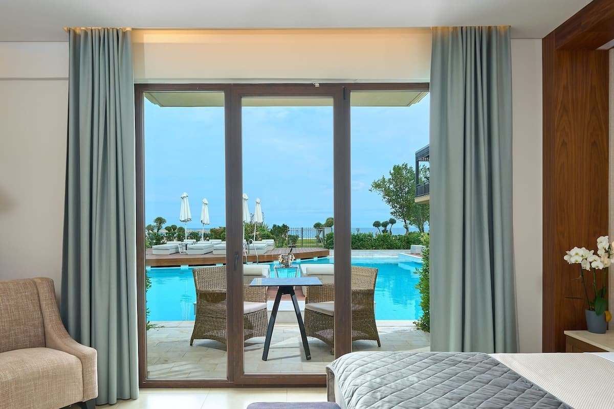 Premium bedding, down comforters, minibar, in-room safe