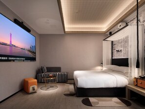 高档床上用品、迷你吧、客房内保险箱、办公桌