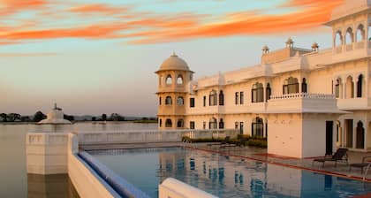 juSTa Lake Nahargarh Palace