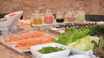 Sarapan prasmanan setiap hari (INR 450 per orang)