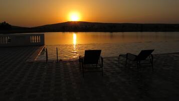 Kolam renang outdoor dan sebuah kolam renang air terjun
