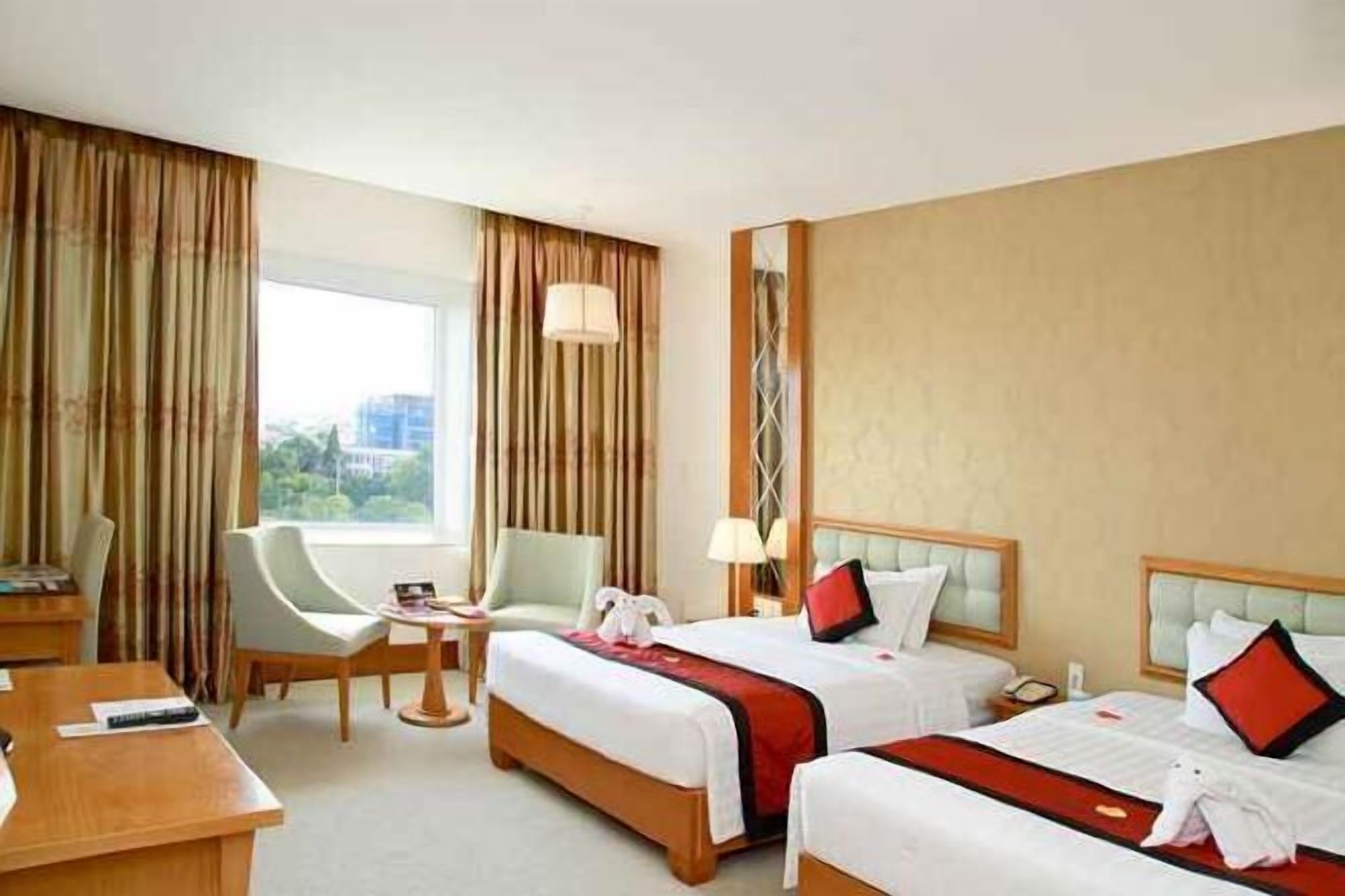 ミニバー、セーフティボックス (室内)、デスク、ノートパソコン用作業スペース