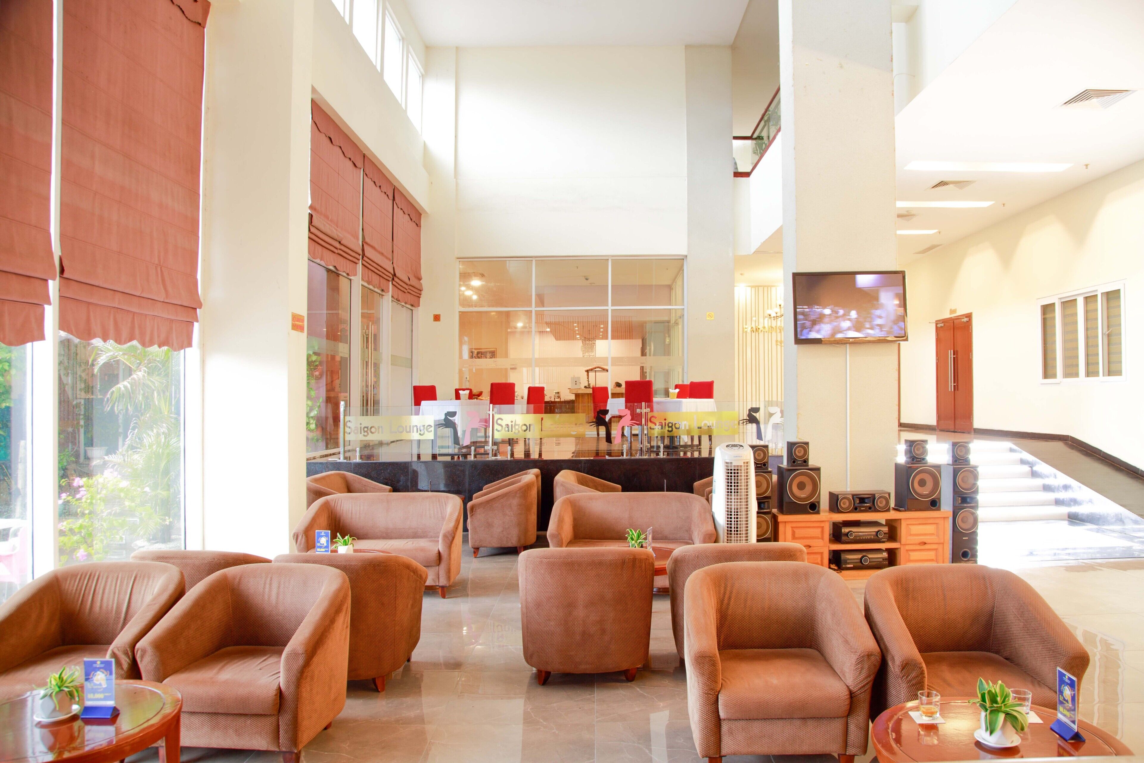 3 restaurants, breakfast, lunch, dinner served; international cuisine