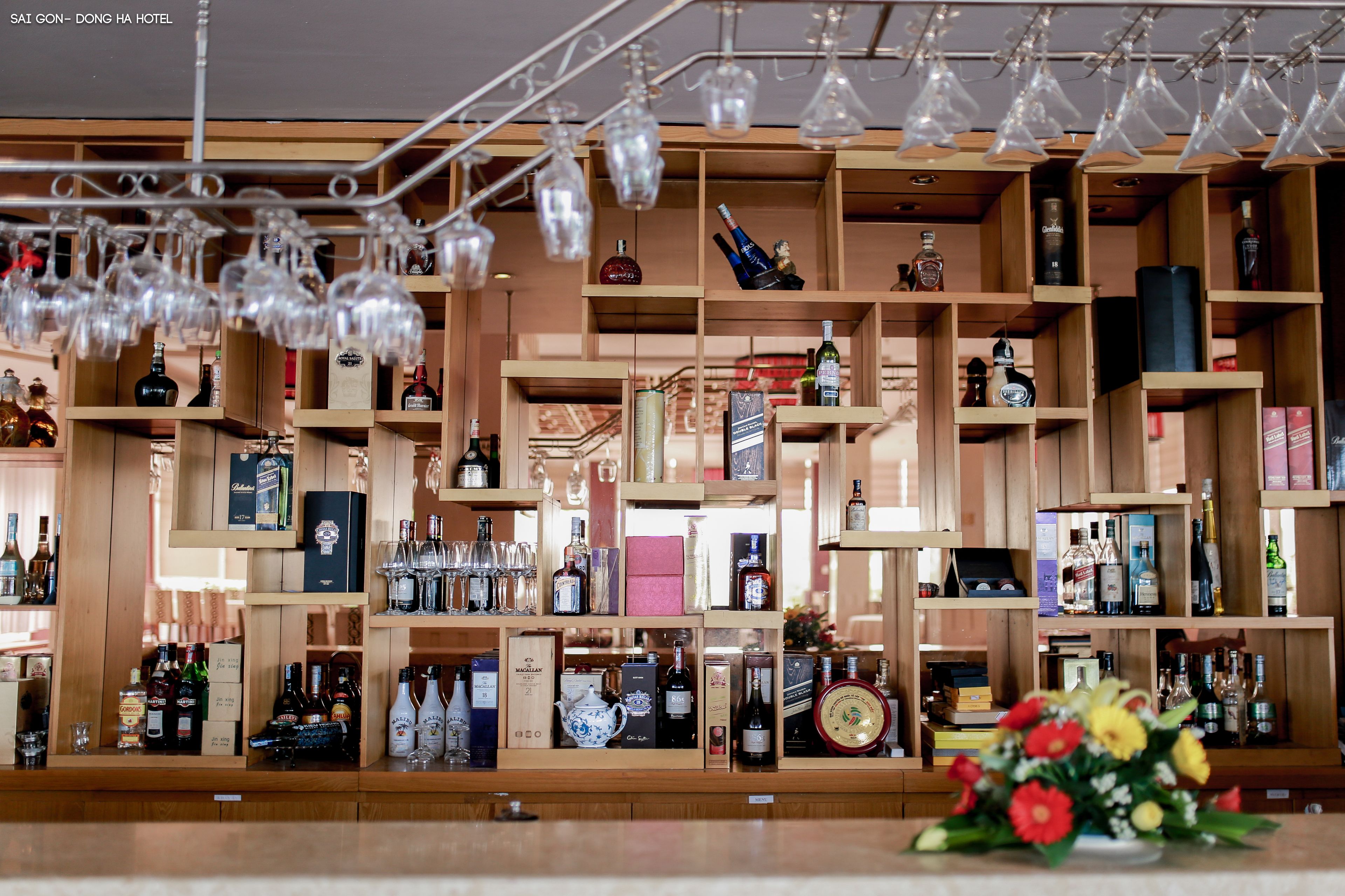 2 bars/lounges, poolside bar