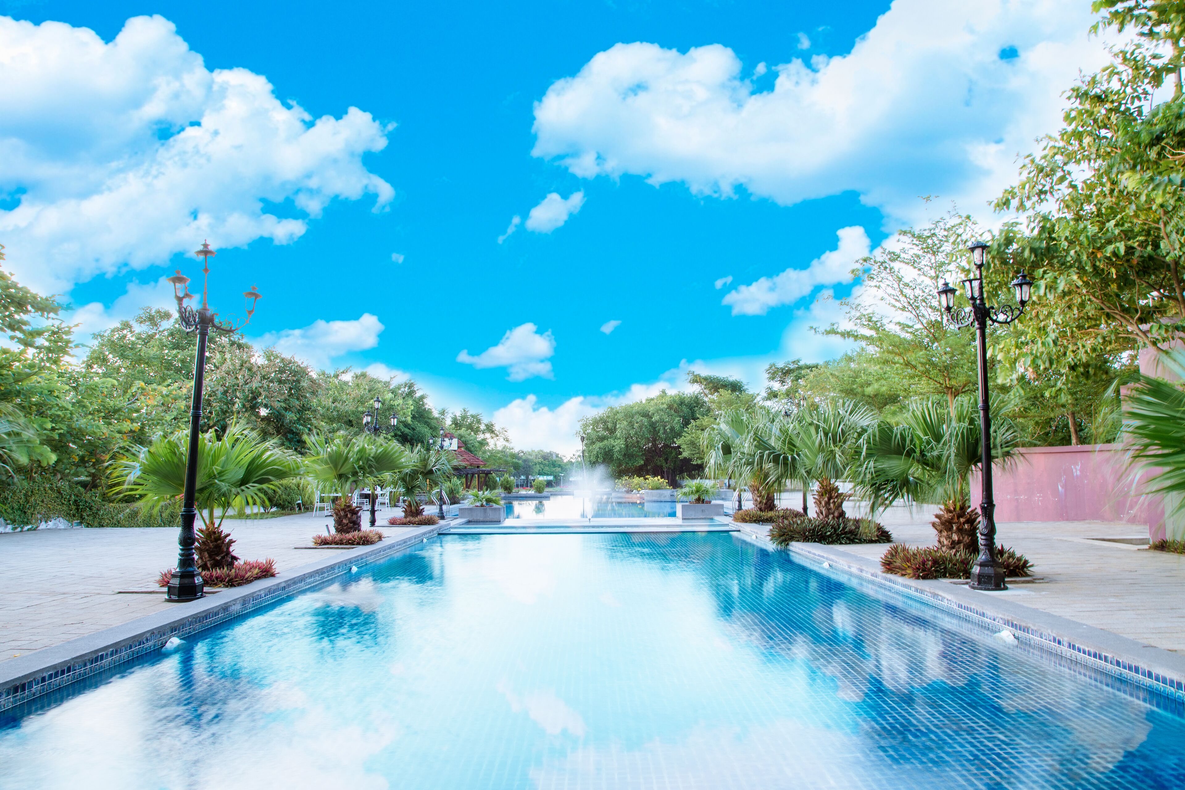 Utendørsbasseng og solsenger